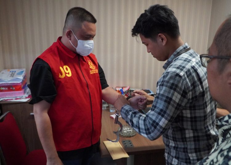 Kejati Sumsel menetapkan Direktur PT Info Media Solusi Net, MA, sebagai tersangka terkait kasus dugaan korupsi proyek jaringan internet pada Dinas PMD Muba, Jumat (26/4/2024). (fornews.co/ist)