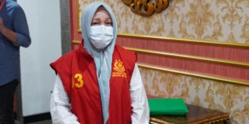 Kejati Sumsel menahan tersangka EM di Lapas Perempuan Klas IIA Palembang, usai penyerahan tersangka dan barang bukti (Tahap II), Jumat (19/4/2024). (fornews.co/ist)  