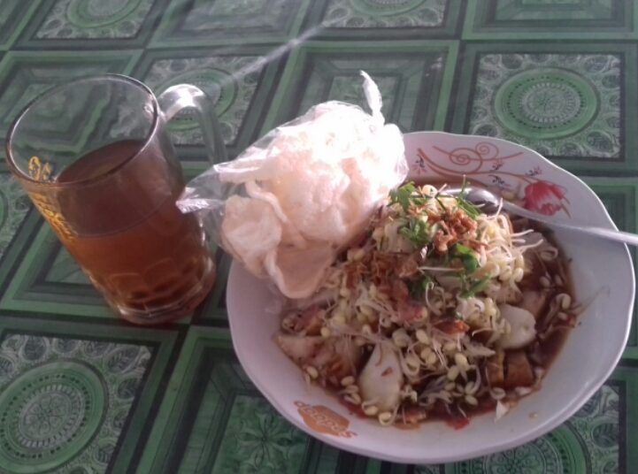 KUPAT TAHU Bu Tini disajikan secara sederhana bersama teh hangat sembari menunggu sore di jalan raya penghubung Patuk - Imogiri, Bantul, DIY. (foto fornews.co/adam)