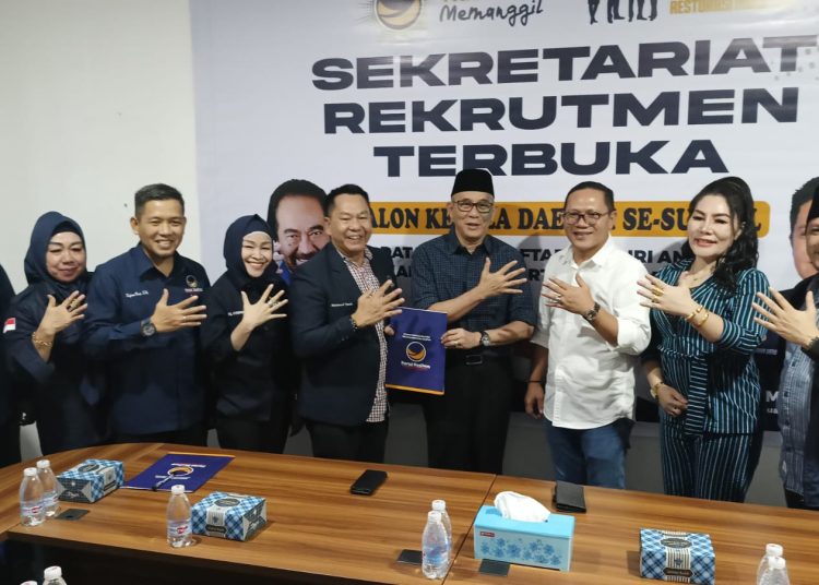 Heri Amalindo saat mengambil formulir pendaftaran Bacagub Sumsel di Kantor DPW Partai Nasdem Sumsel, Kamis (2/5/2024). (fornews.co/ist)