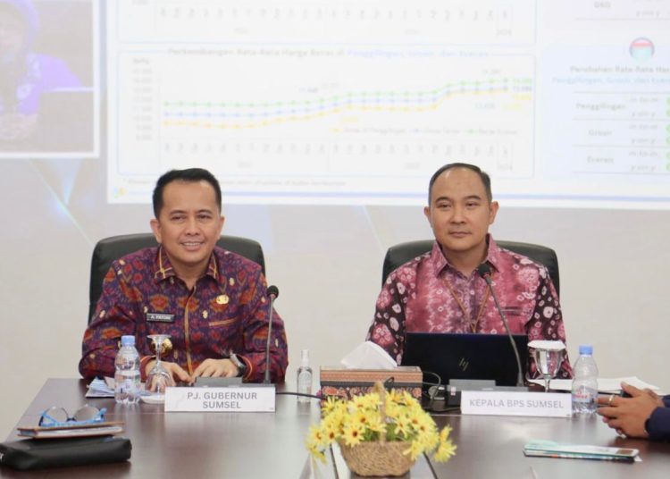 Pj Gubernur Sumsel Agus Fatoni didampingi Kepala BPS Sumsel,
Moh Wahyu Yulianto, saat memberi keterangan pers. (fornews.co/ist)