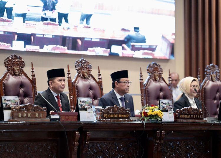 Anggota V BPK RI Ahmadi Noor Supit (tengah) bersama Pj Gubernur Sumsel, Agus Fatoni dan Ketua DPRD Sumsel RA Anita Noeringhati, pada Rapat Paripurna Istimewa di Gedung DPRD Sumsel, Senin (13/5/2023). (fornews.co/ist)