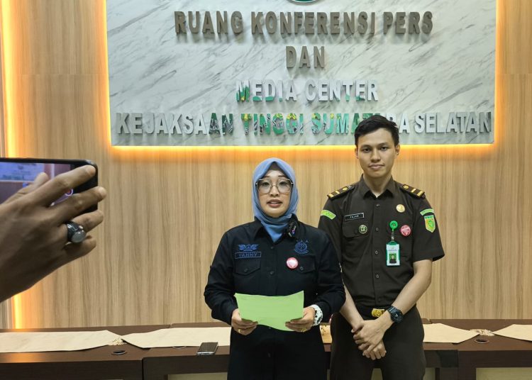 Kasipenkum Kejati Sumsel, Vanny Yulia Eka Sari, saat memberi keterangan pers terkait kasus dugaan korupsi di Dinas PMD Muba, di Kantor Kejari Sumsel, Rabu (15/5/2024). (fornews.co/ist)