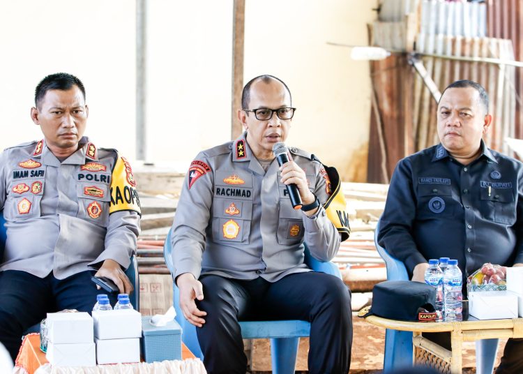 Kapolda Sumsel, Irjen A Rachmad Wibowo bersama Pj Bupati Muba Sandi Pahlepi berbicara kepada warga saat meninjau langsung lokasi penyalahgunaan minyak ilegal di Desa Sungai Angit, Kecamatan Babat Toman, Kamis (16/5/2024). (fornews.co/ist)