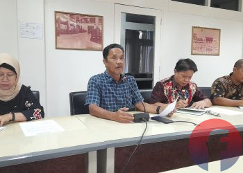 Direktur Operasional Perumda Tirta Musi Palembang, Cik Mit, saat memberikan keterangan pers terkait pengurangan produksi air bersih, Kamis (30/5/2024). (fornews.co/Apriansyah)