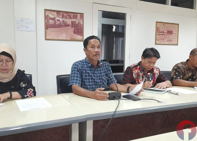 Direktur Operasional Perumda Tirta Musi Palembang, Cik Mit, saat memberikan keterangan pers terkait pengurangan produksi air bersih, Kamis (30/5/2024). (fornews.co/Apriansyah)