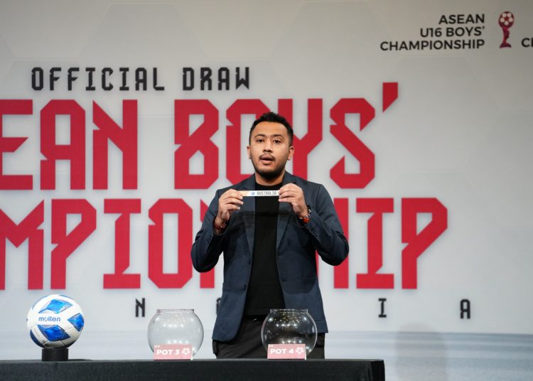 Anggota Komite Eksekutif PSSI, Muhammad, saat mengambil drawing Drawing ASEAN Boys Championship atau Piala AFF U-19 dan U-16 2024, di SCTV Tower, Jakarta, Kamis (30/5/2024). (fornews.co/ist)