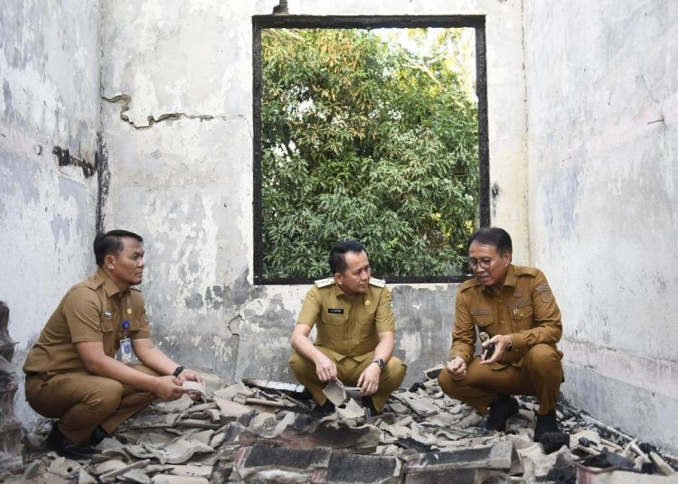 Pj Gubernur Sumsel, Agus Fatoni didampingi Pj Bupati OKI Asmar Wijaya saat melihat langsung kondisi SMAN 3 Kayuagung yang terbakar, Selasa (7/5/2024). (fornews.co/ist)