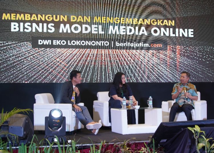 Editor in Chief sekaligus CEO Suara.com Suwarjono (kiri) dan CEO Beritajatim.com Dwi Eko Lokononto, saat berbicara pada Sumatera Media Summit (SMS) 2024, di Hotel Aryaduta Pelembang, Senin (6/5/2024). (fornews.co/ist)