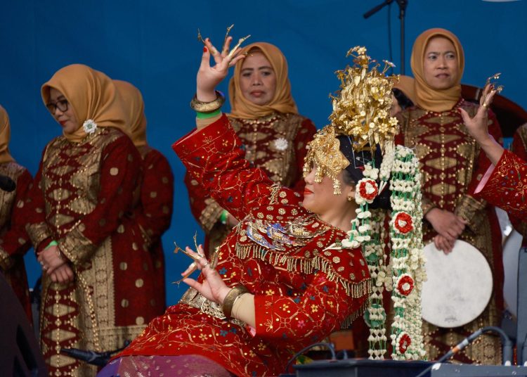 Tari Gending Sriwijaya saat ditampikan di acara Eid in the Square, yang diselenggarakan Wali Kota London di Trafalgar Square pada 20 April 2024 lalu. (fornews.co/ist)
