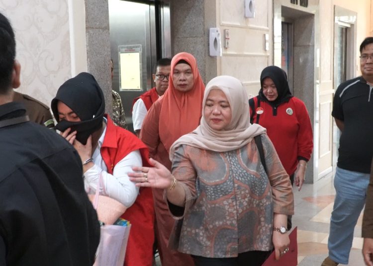 Kejati Sumsel langsung menahan dua tersangka kasus dugaan korupsi penjualan aset Yayasan Batang Hari Sembilan, Asrama Mahasiswa di Yogyakarta, usai penyerahan tersangka dan barang bukti, Jumat (31/5/2024). (fornews.co/ist)