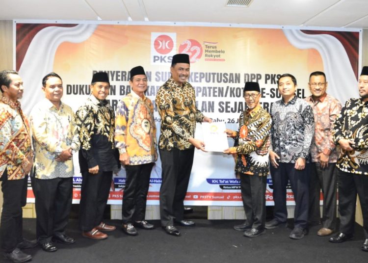 Ketua MPW PKS Sumsel KH Tol'at Wafa Ahmad, Lc saat menyerahkan SK DPP PKS kepada Bacabup OKU Selatan, Abusama, di Hotel Exelton, Palembang, Rabu (26/6/2024). (fornews.co/ist)