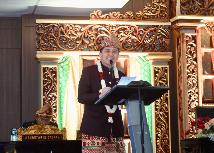Pj Gubernur Sumsel Agus Fatoni saat berbicara pada Rapat Paripurna Istimewa DPRD Palembang memperingati Hari Jadi Kota Palembang ke-1341 tahun 2024 di Gedung DPRD Palembang, Minggu (16/6/2024). (fornews.co/ist)
