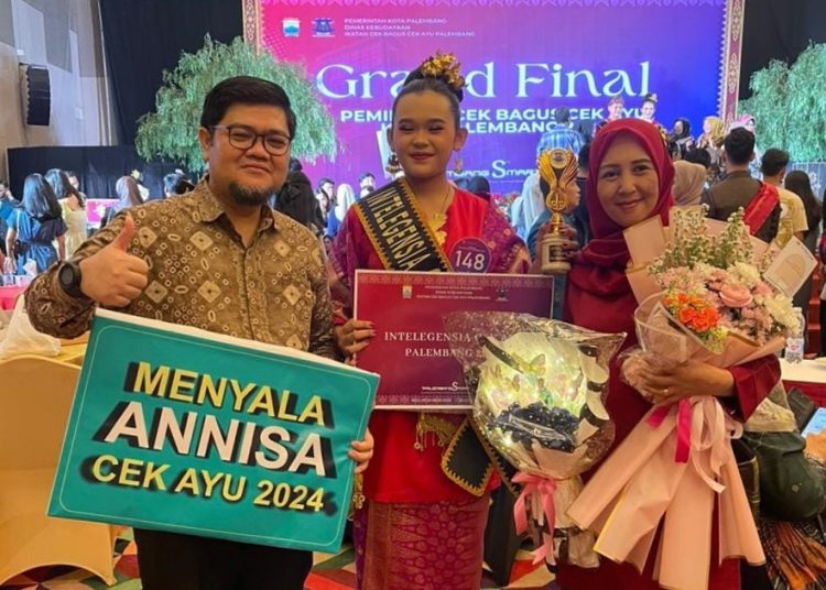Annisa Zuma Nirbitha bersama kedua orang tuanya Dicky Meiriando dan Dyan Dwianty, usai final Pemilihan CBCA Palembang 2024, di Ballroom the Zuri Hotel, kamis (14/06/2024). (fornews.co/ist)