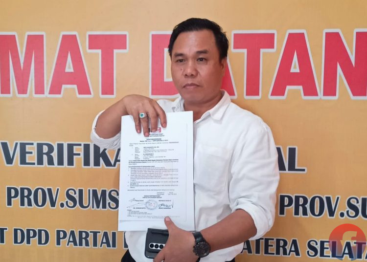 Ketua DPC Partai Demokrat PALI, Devi Harianto, menunjukkan surat rekomendasi Bacabup dari Partai Hanura untuk Pilkada PALI 2024, di Kantor DPD Partai Hanura Sumsel, Sabtu (1/6/2024). (fornews.co/sidratul muntaha)