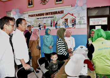 Presiden Jokowi didampingi Ibu Iriana meninjau Gerakan Intervensi Serentak Pencegahan Stunting di Posyandu Integrasi RW 02 Cipete Utara, Kecamatan Kebayoran Baru, Jakarta Selatan, Selasa (11/06/2024). (fornews.co/BPMI Setpres)