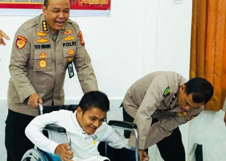 Penyandang disabilitas saat mendapat pelayanan Kesehatan oleh Polda Sumsel di Yayasan Sentra Budi Perkasa Palembang, Jumat (14/6/2024). (fornews.co/ist)