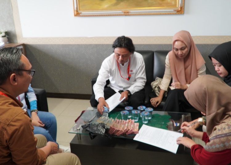 Tim Penyidik Kejati Sumsel saat menerima titipan uang kerugian negara dari keluarga dan Penasehat Hukum tersangka HF, di kantor Kejati Sumsel, Jumat (21/6/2024). (fornew.co/ist)