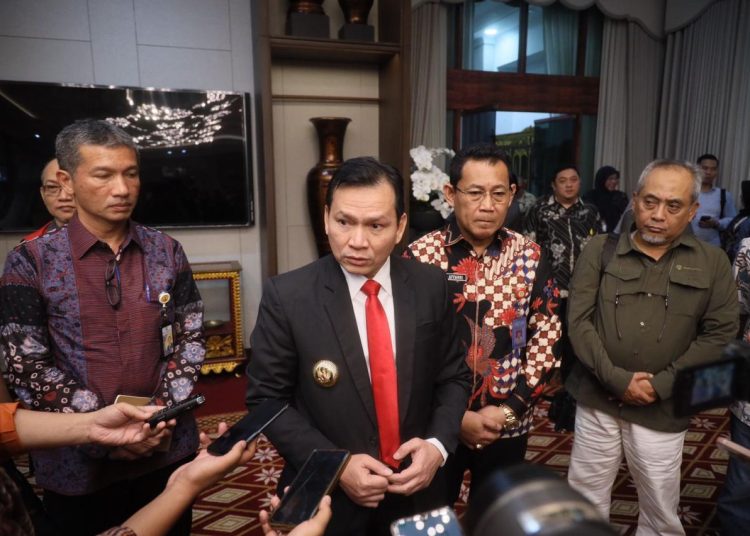Pj Gubernur Sumsel, Elen Setiadi memberi keterangan kepada media usai Rapat Pembahasan Tindak Lanjutan Pembangunan Masjid Sriwijaya Jakabaring Palembang, di Griya Agung, Jumat (26/7/2024). (fornews.co/ist)