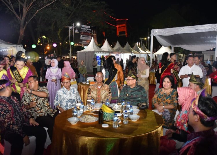 Pj Wali Kota Palembang, Ucok Abdul Rauf Damenta bersama Dubes Philippines untuk Indoensia, Madam Gina A Jamoralin dan Sekditjen Kebudayaan, Fitra Arda, saat menghadiri Festival Jumpa Museum Hikayat Palembang, Kamis (25/7/2024). (fornews.co/ist)