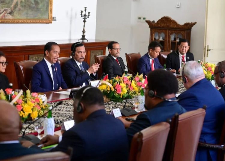 Presiden Jokowi bersama jajaran pada pertemuan dengan Perdana Menteri Papua Nugini, James Marape di Istana Bogor, Senin (15/07/2024). (fornews.co/Humas Setkab)