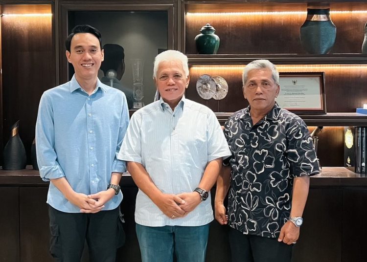 Muchendi Mahzareki, bersama kader PAN yang juga mantan Bupati OKI, Iskandar SE dan Junaidi. Pasangan Muchendi-Supriyanto mendapat dukungan PAN untuk Pilkada OKI 2024. (fornews.co/ist)
