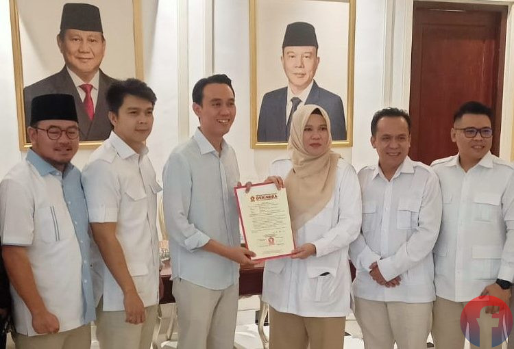 Ketua DPD Partai Gerindra Sumsel, Kartika Sandra Desi, didampingi pengurus DPC Partai Gerindra OKI saat menyerahkan surat rekomendasi kepada Muchendi Mahzareki, di Palembang, Sabtu (3/8/2024). (iNewspalembang.id/sidratul muntaha)