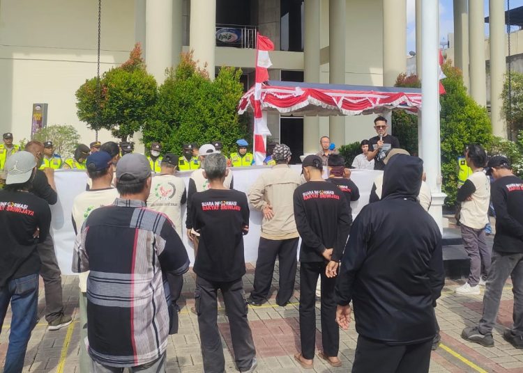 Massa dari SIRA saat menyampaikan aspirasi terkait dugaan korupsi PT SAI, di halaman Kantor BPKP Sumsel, Palembang, Rabu (7/8/2024). (fornews.co/ist)
