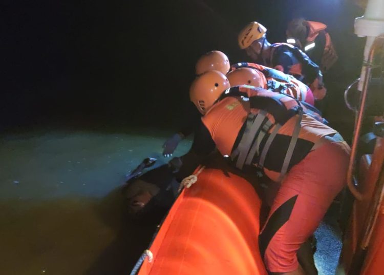 Tim SAR Gabungan saat mengangkat korban keempat yang ditemukan akibat ambruknya Jembatan Lalan di Kabupaten Muba, Rabu (14/8/2024) dinihari. (fornews.co/ist)