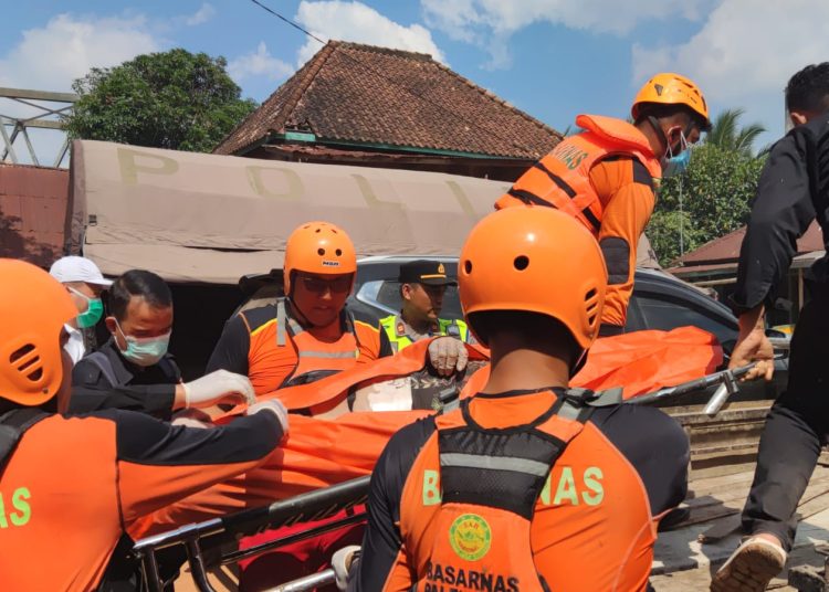 Korban kelima ambruknya Jembatan Lalan, di Kecamatan Lalan, Muba, Rabu (14/8/2024), berhasil ditemukan Tim SAR Gabungan langsung dievakuasi dan menyerahkan ke pihak keluarga. (fornews.co/ist)