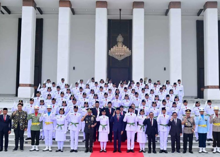 PRESIDEN Joko Widodo foto bersama 76 pelajar anggota Pasukan Pengibar Bendara Pusaka (Paskibraka) Tahun 2024 di Ibu Kota Nusantara (IKN). (foto fornews.co/humas)