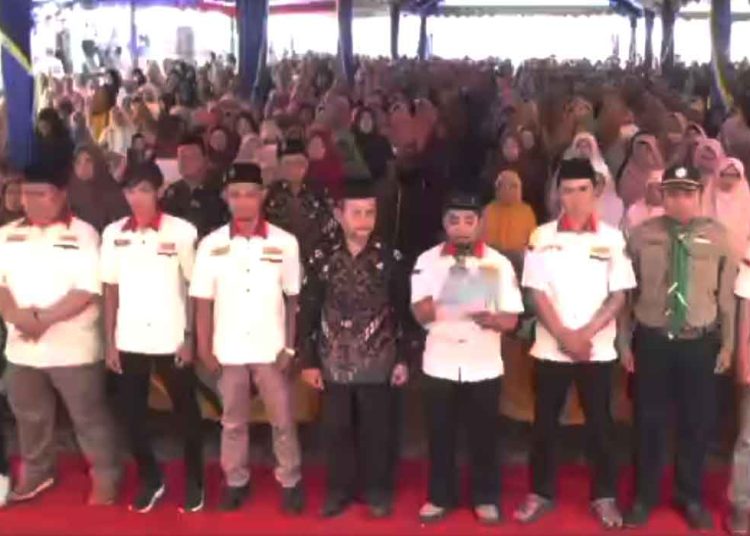ANGKATAN Muda Muhammadiyah (AMM) dan Aliansi Rakyat Trenggalek (ART) menyatakan sikap setelah Pimpinan Pusat (PP) Muhammadiyah menerima Izin Usaha Pertambangan dari Pemerintah dihadiri Ketua Pemuda Muhammadiyah Trenggalek Arifin, Ketua Pimpinan Daerah Nasyiatul Aisiyah Trenggalek Denok Ayu Ardila, Ketua Keluarga HW Trenggalek Eko Susanto, Ketua IMM Trenggalek Hafid Alimudin dan Ketua IPM Trenggalek Asar Ramadan pada Ahad 4 Agustus 2024. (foto fornews.co/capture video)