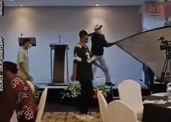 Sekelompok orang tak dikenal saat melakukan pengrusakan pada acara diskusi di Hotel Grand Kemang, Jaksel, Sabtu (28/9/2024). (fornews.co/tangkap layar)