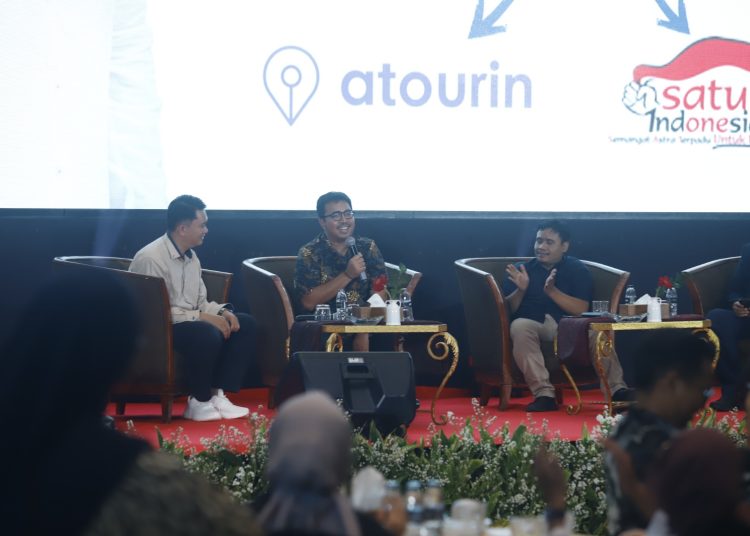 Edy Prasetyo Editor in Chief Suara Surabaya, Mifhatul Khoer CEO Depok 24 jam dab Reza Permadi, saat menjadi pembicara pada talkshow di hari pertama Local Media Summit 2024 di Hotel Sultan, Jakarta, Rabu (2/10/2024) kemarin. (fornews.co/ist)