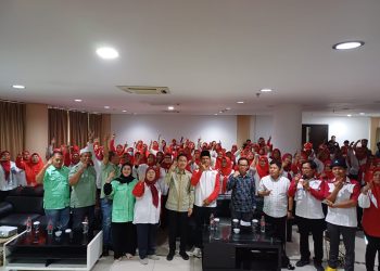 Kader posyandu Kota Palembang bersama Cawako Palembang Nomor Urut 02, Ratu Dewa, berfoto bareng usai berdialog dengan di Hotel Azza, Sabtu (12/10/2024). (fornews.co/ist)