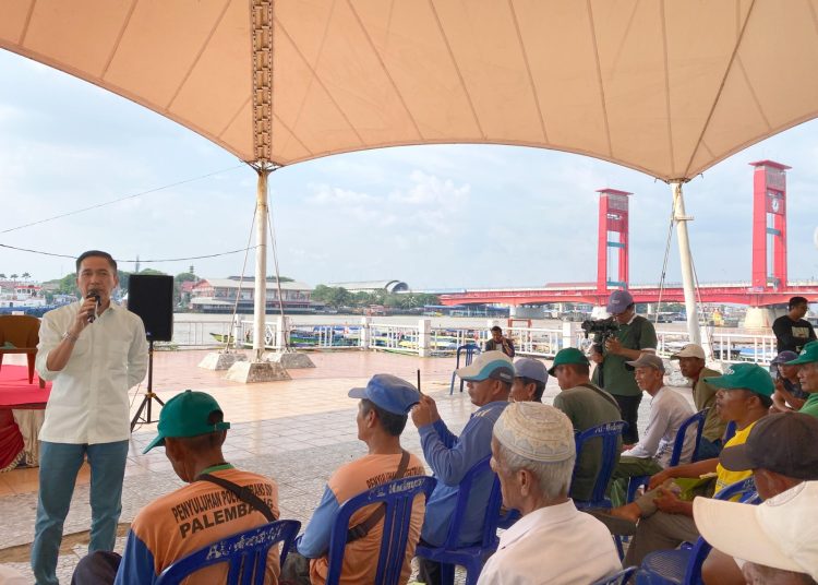 Cawako Palembang Nomor Urut 02, Ratu Dewa, saat berdialog dan menghadiri deklarasi dukungan sejumlah serang yang tergabung di Paguyuban Getek Kota Palembang di Dermaga Kampung Kapitan, Senin, (7/10/2024). (fornews.co/ist)