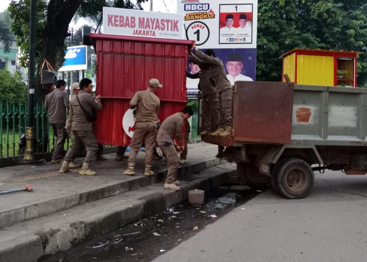 Personel Satpol PP Kota Palembang saat menertibkan pedagang Jalan A Yani, depan RS Muhammadiyah Palembang, Selasa (12/11/2024) pagi. (fornews.co/ist)