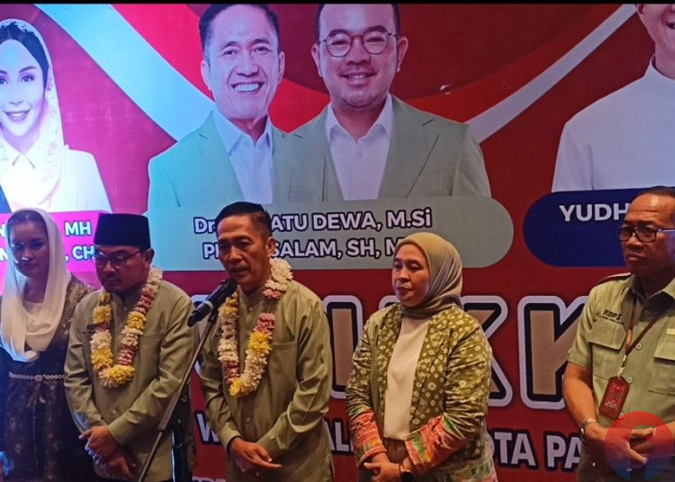 Paslon Nomor Urut 02, Ratu Dewa- Prima Salam, saat memberi keterangan pers usai Debat Publik kedua Pilkada Palembang 2024 yang digelar KPU Palembang di Ballroom Hotel Novotel, Rabu (6/11/2024) malam. (fornews.co/Sidratul Muntaha)