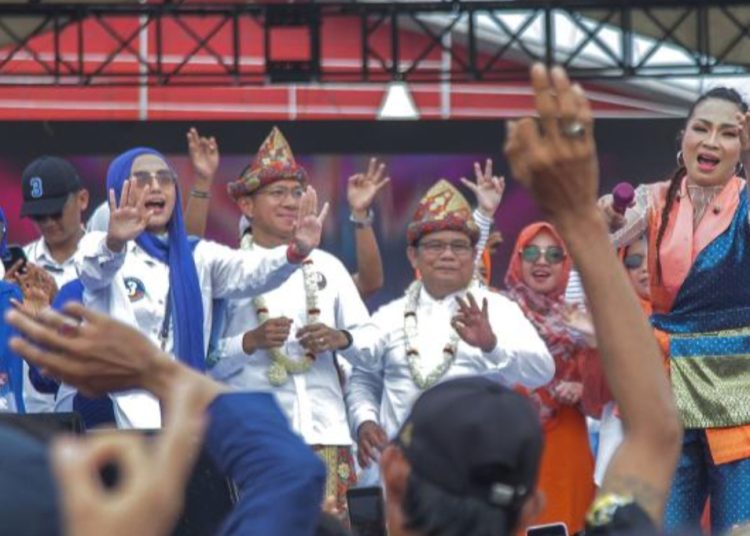 Paslon Nomor Urut 03, Yudha Pratomo dan Baharudin saat kampanye akbar di Pelataran Benteng Kuto Besak (BKB) Palembang, Minggu (17/11/2024), dipadati ribuan pendukung. (fornews.co/mushaful imam)