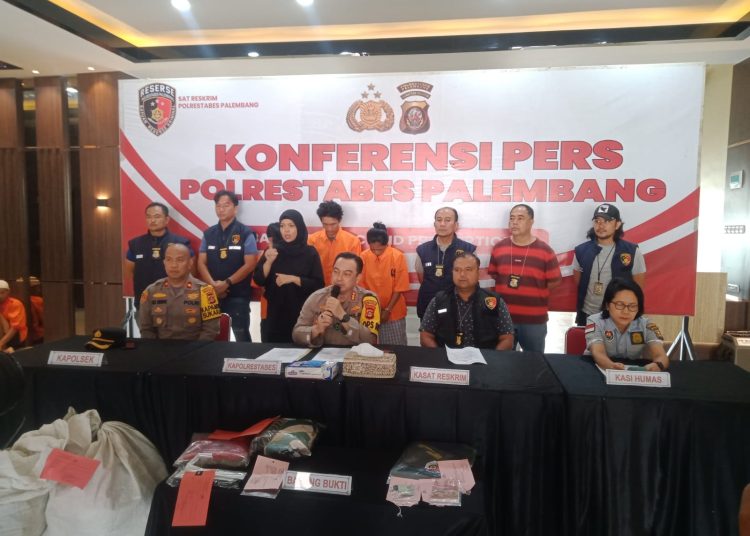 Kapolrestabes Palembang, Kombes Pol Harryo Sugihhartono didampingi Kasat Reskrim, AKBP Yunar Hotma Parulian Sirait dan Kapolsek Sukarami, Kompol Alex Andriyan, saat pers rilis, di Mapolrstabes Palembang, Selasa (12/11/2024). (fornews.co/ist)