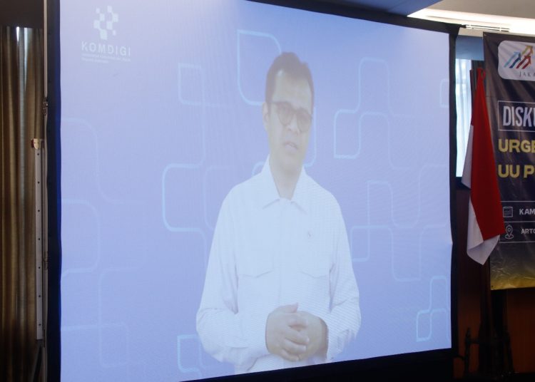 Wamen Komdigi, Nezar Patria, saat berbicara secara daring pada diskusi publik bertajuk ‘Urgensi Penerapan UU Pelindungan Data Pribadi’ yang digelar Asosiasi Media Siber Indonesia (AMSI) Wilayah DKI Jakarta, di Artotel Gelora Senayan, Jakarta, Kamis (23/1/2025). (fornews.co/ist)