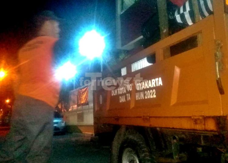 PETUGAS sampah dari DLH Kota Jogja mengambil sampah milik warga sejak pukul 03.00 WIB di Jalan Suronatan, Kelurahan Notoprajan, Kemantren Ngampilan, Rabu (19/2/2025). (foto fornews.co/adam)
