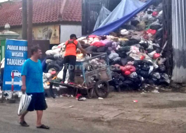 SAMPAH rumah tangga tanpa dipilah menggungung di Depo DLH Pasar Ngasem (Plaza Ngasem). Petugas kewalahan memilah sampah untuk diangkur ke tempat akhir sampah selanjutnya. (foto fornews.co/adam)
