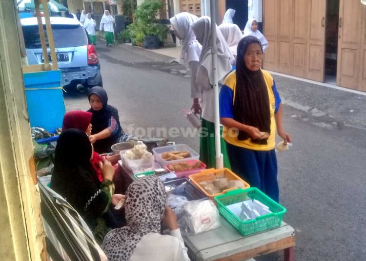 SALAH satu lapak di Jalan Suronatan yang menyediakan berbagai makanan dan jajanan pagi. (foto fornews.co/adam)
