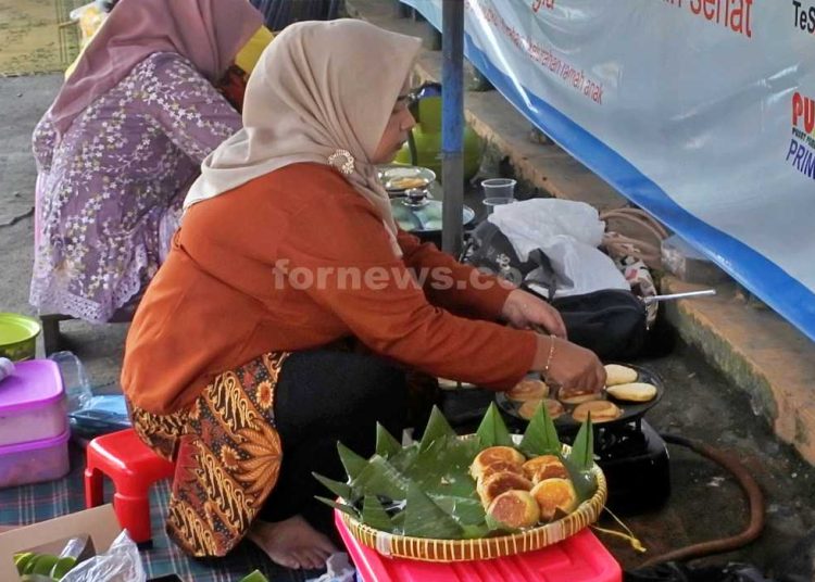 RUWAHAN Apeman, salah seorang warga Kelurahan Sosromenduran, Kota Jogja, membuat apem jajanan pasar tradisional yang nantinya akan diikutsertakan pada kirab gunungan seibu apem di Malioboro, Jum'at pagi (21/2/2025). (foto fornews.co/adam)