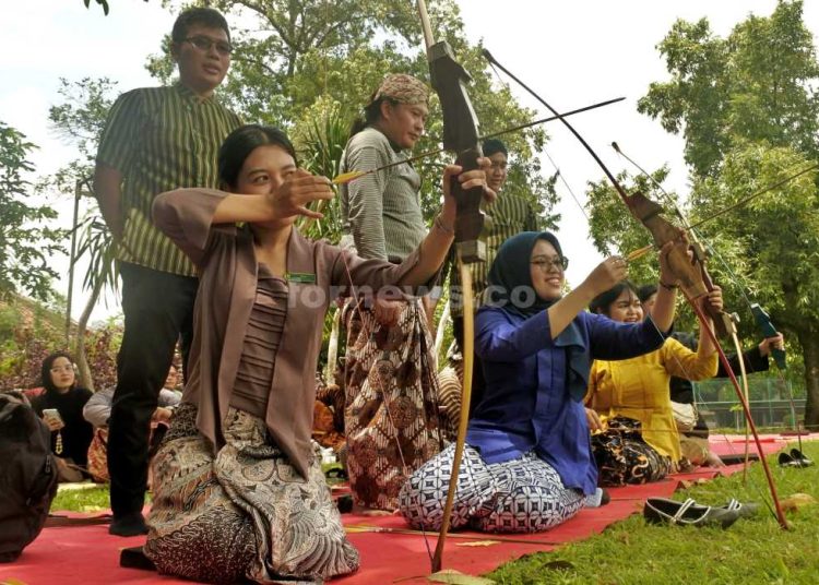 SASANA Jemparingan Loman menjadi salah satu pelestari budaya lokal di Jogjakarta. Panahan tradisional semakin digemari wisatawan yang menginap di Hotel Loman. (foto fornews.co/adam)