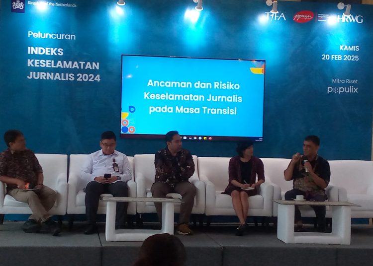Ketua Umum AMSI, Wahyu Dhyatmika (tengah) saat berbicara pada peluncuran Indeks Keselamatan Jurnalis, di Jakarta Selatan, Kamis (20/2/2025). (fornews.co/ist)