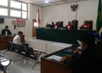 Terdakwa kasus dugaan gratifikasi dan pemerasan penerbitan surat Keterangan Layak K3, Deliar Marzoeki, saat menjalani sidang dengan agenda pembacaand dakwaan di PN Tipikor Palembang, Selasa (25/2/2025). (fornews.co/isr)
