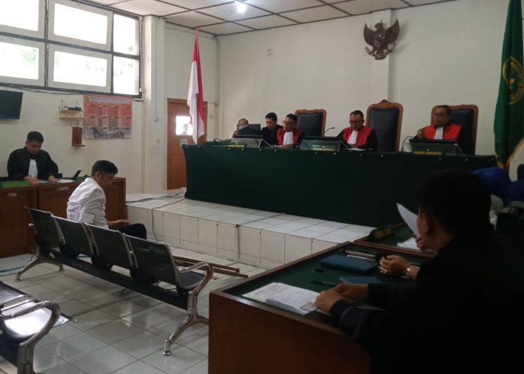 Terdakwa kasus dugaan gratifikasi dan pemerasan penerbitan surat Keterangan Layak K3, Deliar Marzoeki, saat menjalani sidang dengan agenda pembacaand dakwaan di PN Tipikor Palembang, Selasa (25/2/2025). (fornews.co/isr)