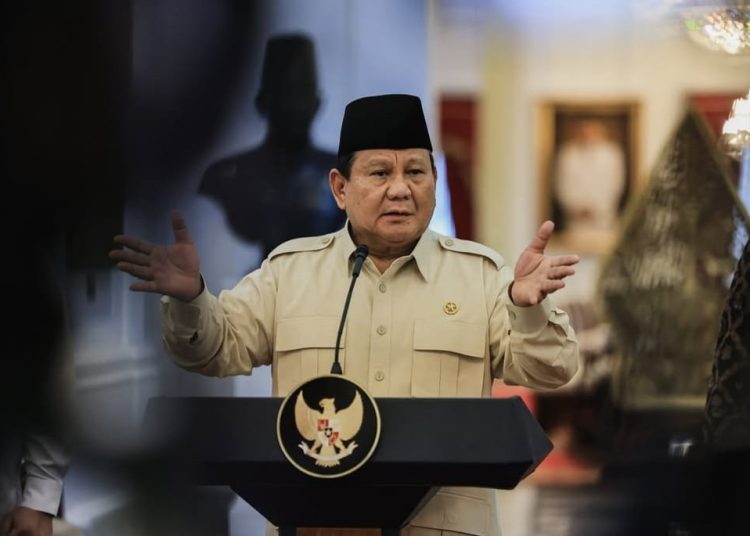 Presiden Prabowo Subianto saat menyampaikan kebijakan pemerintah memperkuat ketahanan ekonomi nasional pada konferensi pers di Istana Merdeka, Jakarta, Senin (17/02/2025). (fornews.co/Foto: BPMI Setpres)